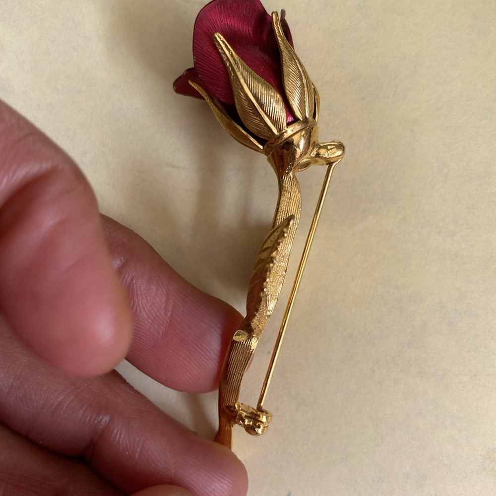 Beautiful Goldtone Stalk of Red Rose Ladies Brooch Pin. Like new, barely used. - Picture 5 of 10